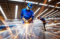 Kinh tế Việt Nam: Tăng bậc thế giới, tụt lùi khu vực!