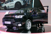 "Chiến binh xanh"  Mitsubishi Outlander PHEV