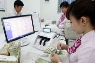 Tiến tới gửi USD phải trả phí
