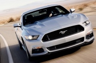 Ford Mustang lấy lại ngôi "vua cơ bắp" từ Chevrolet Camaro