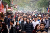 Chen chân đi lễ cầu may