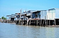 Những căn nhà ven kênh rạch tại Cà Mau