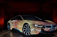 BMW i8 đẹp ngỡ ngàng với lớp sơn "ánh sáng đường phố"