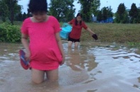 Hà Nội ngập: Bà bầu ôm bụng lội nước đi đẻ, học sinh nghỉ học