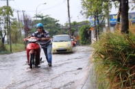 Dự báo thời tiết hôm nay: Hà Nội đón mưa rào, Sài Gòn đề phòng tố lốc và gió giật mạnh