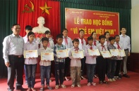 Báo Đầu tư trao 50 suất học bổng “Vì trẻ em Việt Nam" tại Hải Dương