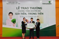 Vietcombank trao thưởng 300 triệu đồng cho khách hàng may mắn 