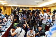 Báo chí đang nhận vai khó