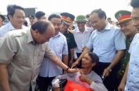 Thủ tướng​ Nguyễn Xuân Phúc thị sát, chỉ đạo khắc phục hậu quả cơn bão số 10 tại Hà Tĩnh