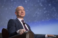 Jeff Bezos chính thức vượt Bill Gates thành người giàu nhất thế giới 