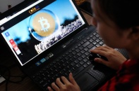 Nhiều quốc gia siết chặt kiểm soát tiền ảo, Bitcoin "bay hơi" gần 40% giá trị