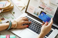 Hay mua hàng online, tôi tiêu hết tiền của gia đình mà không biết