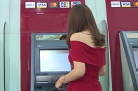 Ngân hàng đã giữ ít nhất 50.000 đồng mỗi thẻ, sao còn kêu lỗ, lấy cớ tăng phí ATM?