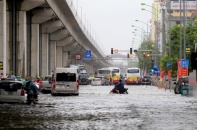 Nhiều phố biến thành sông, cửa ngõ phía Tây thủ đô tê liệt