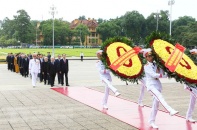 Lãnh đạo Đảng, Nhà nước đặt vòng hoa và vào Lăng viếng Chủ tịch Hồ Chí Minh