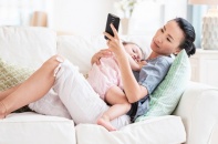 Con trẻ tổn thương khi bố mẹ luôn chúi đầu vào điện thoại 