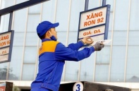 Xăng giảm giá gần 400 đồng/lít
