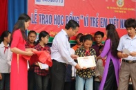 100 suất học bổng “Vì trẻ em Việt Nam” đến với học sinh nghèo Nghệ An