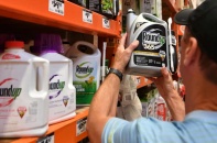 Monsanto phải bồi thường hơn 2 tỷ USD cho cặp vợ chồng mắc ung thư do dùng thuốc diệt cỏ