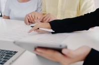 Hợp tác độc quyền với ngân hàng, công ty bảo hiểm gánh lỗ?