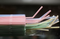 Canada thông báo cấm dùng ống hút, túi nylon từ năm 2021