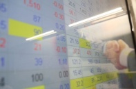 Lãi suất đang tăng, chọn gửi tiết kiệm hay đầu tư vào chứng khoán?