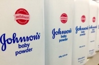 Nhiều nhà bán lẻ ngừng bán phấn rôm của Johnson & Johnson vì có chứa amiăng