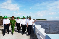 Phó Thủ tướng Trương Hòa Bình kiểm tra thực tế tình hình sạt lở tại Mũi Cà Mau 