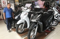 Honda SH 125 mới ra "loạn giá", Head lại "ăn chênh" cả chục triệu đồng