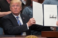 Ông Donald Trump hạ bút ký, Mỹ tăng thuế nhôm và thép nhập khẩu từ 8/2