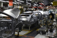 Nhiều nhà máy sản xuất ô tô đóng cửa do thiếu phụ tùng sản xuất