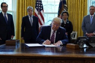 Tổng thống Mỹ Donald Trump ký dự luật 484 tỷ USD hỗ trợ doanh nghiệp nhỏ và các bệnh viện "chiến đấu" với COVID-19