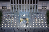 Apple trở thành tập đoàn Mỹ đầu tiên có giá trị vốn hóa 2.000 tỷ USD