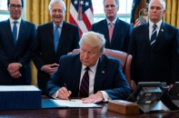 Tổng thống Mỹ Donald Trump ký ban hành gói cứu trợ đại dịch COVID-19 trị giá gần 900 tỷ USD