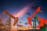 IEA: Sản lượng khai thác dầu "đóng băng" trong khi nhu cầu tiêu thụ tăng vọt