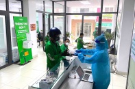Grab phát bộ xét nghiệm COVID-19 miễn phí tận tay các đối tác tài xế