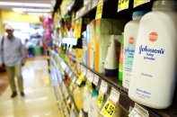 Johnson & Johnson dừng bán phấn rôm trẻ em chứa chất gây ung thư