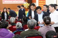 Bộ trưởng Bộ Kế hoạch và Đầu tư Nguyễn Chí Dũng tặng quà Tết tại Hà Tĩnh
