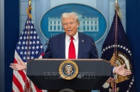 Tổng thống Mỹ Donald Trump tuyên bố sẽ áp thuế 100% với chip bán dẫn