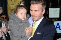 Ngắm trang phục sành điệu của con gái Victoria Beckham