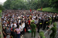 Nghìn nghịt người chen lấn, luồn rừng lên Đền Hùng