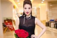 Trương Ngọc Ánh diện đầm xuyên thấu đi chấm thi