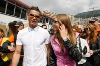 C. Ronaldo sánh bước bên chân dài Cara Delevingne
