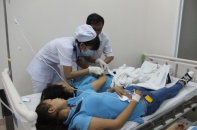 Gần một trăm người ngất xỉu vì hít mùi khí lạ
