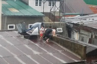 Nam thanh niên bơi qua dòng lũ nhiễm điện cứu 3 mẹ con