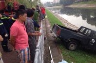 Tài xế tử vong do đâm đổ lan can, bay xuống sông Tô Lịch 