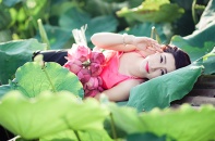 Nữ sinh xinh đẹp khoe sắc bên hoa sen