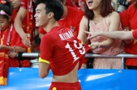 Fan nữ táo bạo đòi cởi áo cầu thủ U23 Việt Nam