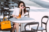 Thủy Tiên khoe dáng đẹp, eo thon trên phố