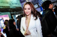Angela Phương Trinh lúng túng với sự cố đứt khuy áo